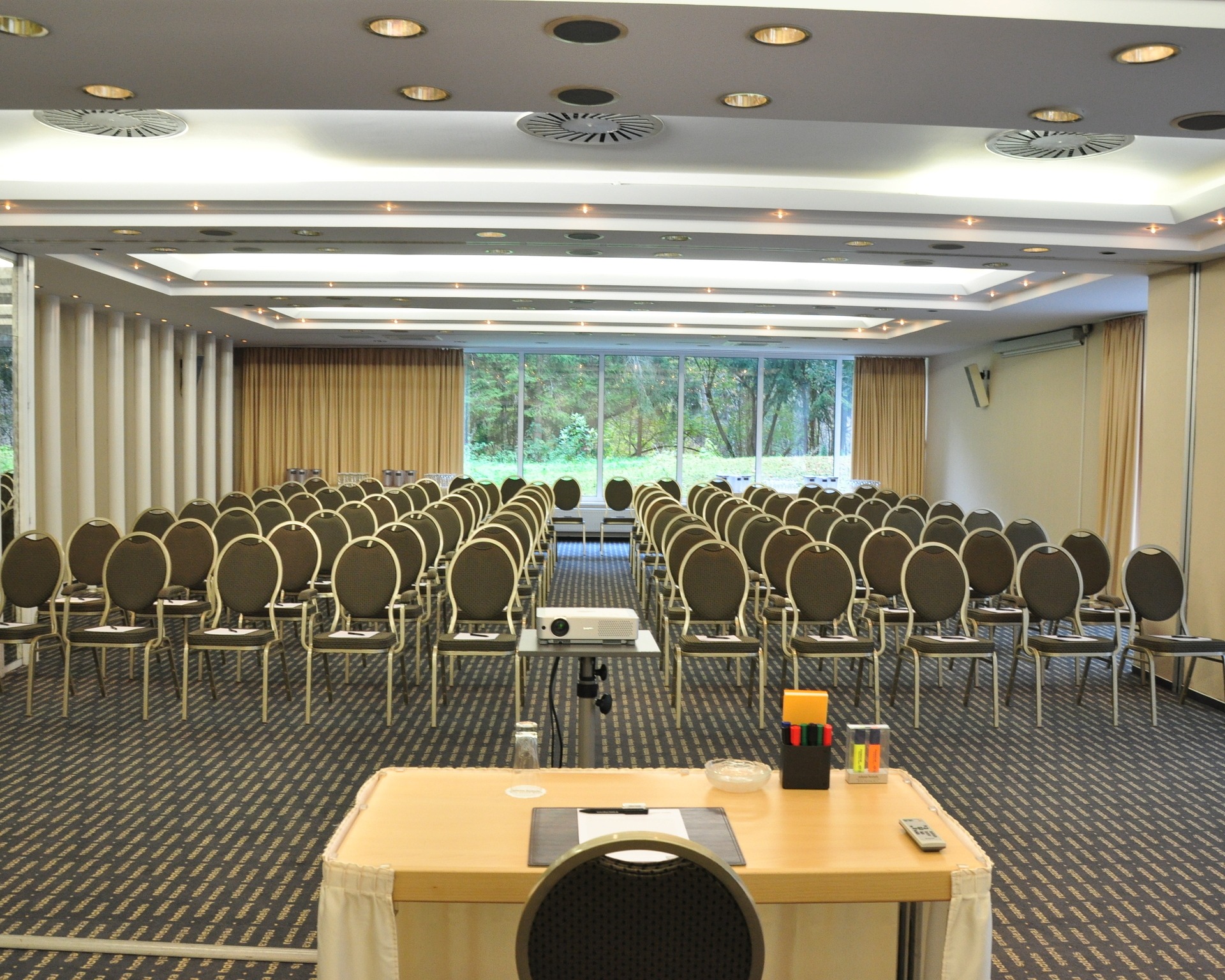 Salon I + II mit Stuhlreihen